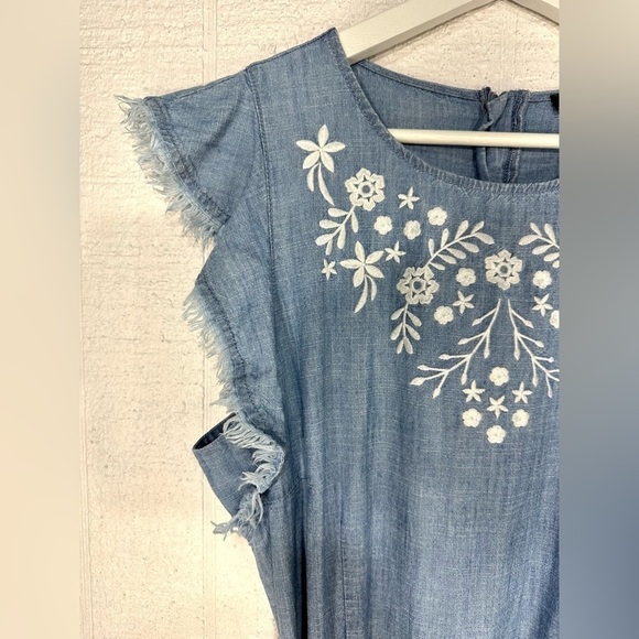 Vince Camuto embroidered denim jumpsuit flutter sleeve size M - Picture 3 of 16